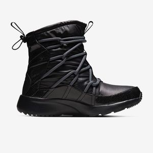Nike Tanjun boot